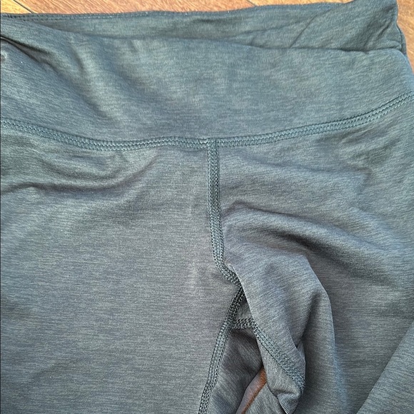 Old Navy Green Leggings with Soft Stretchy Material and Wide Elastic Waistband - Picture 4 of 5